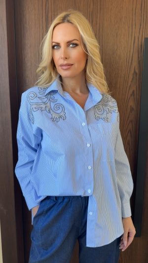 Ριγέ πουκάμισο με σχέδιο στους ώμους