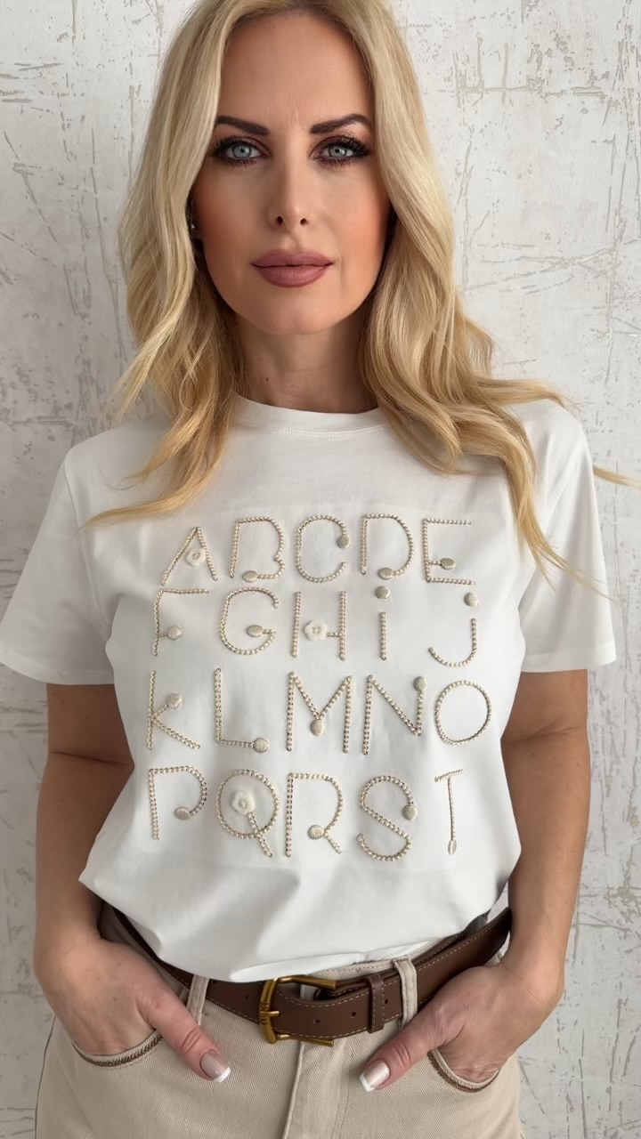 T-shirt με στόλισμα γράμματα