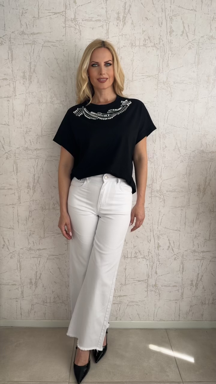 Μπλούζα με πέρλες στο λαιμό