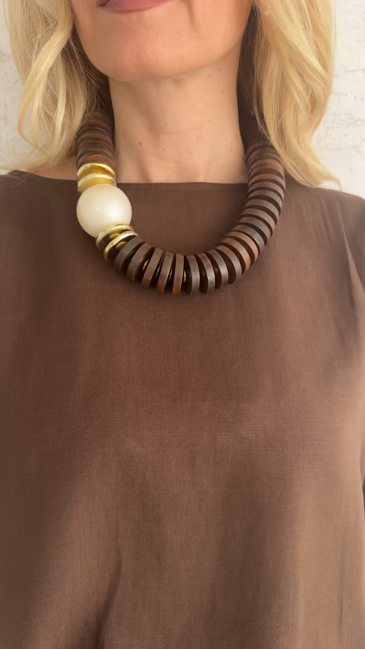 Κολιέ με ξύλινα στοιχεία και πέρλα