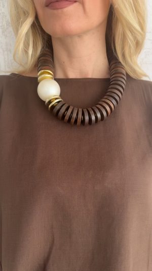 Κολιέ με ξύλινα στοιχεία και πέρλα