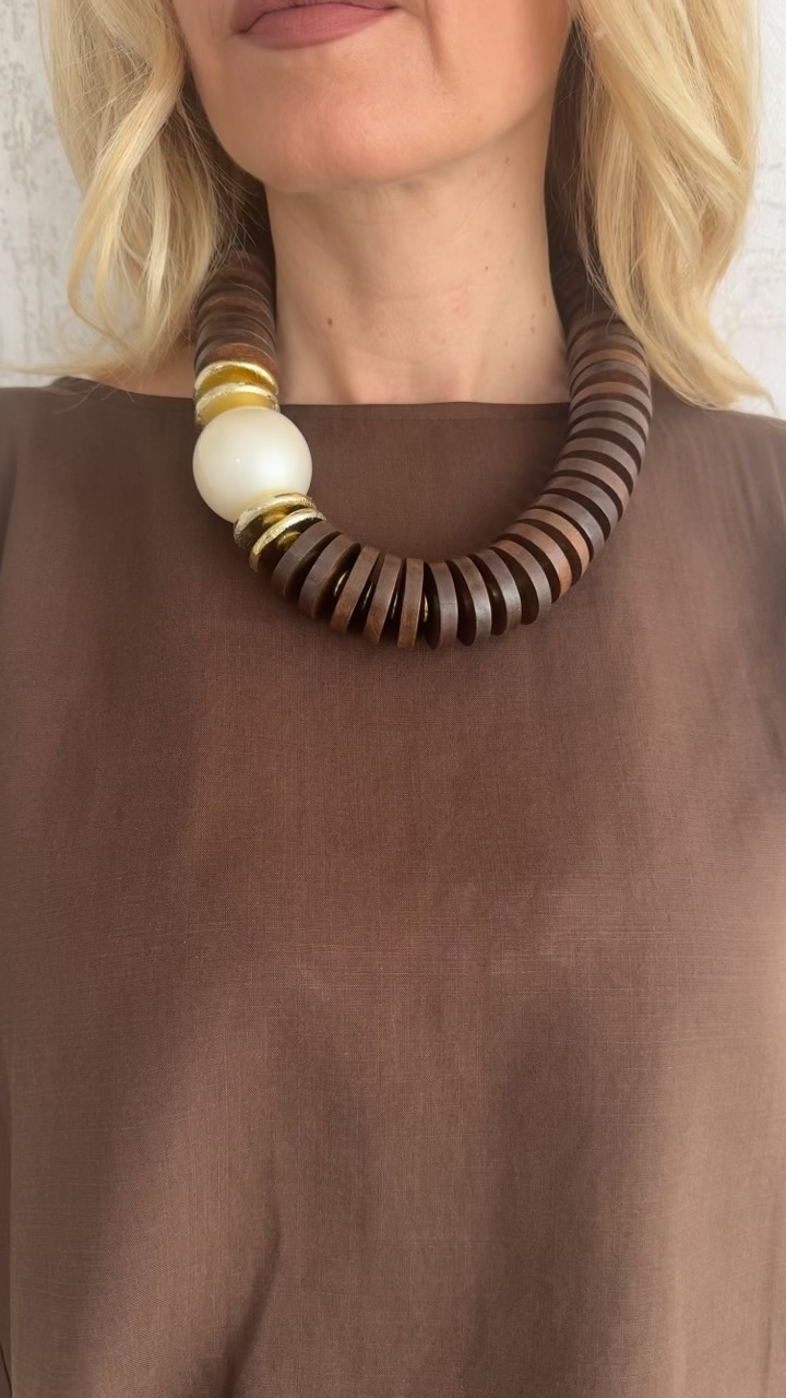 Κολιέ με ξύλινα στοιχεία και πέρλα