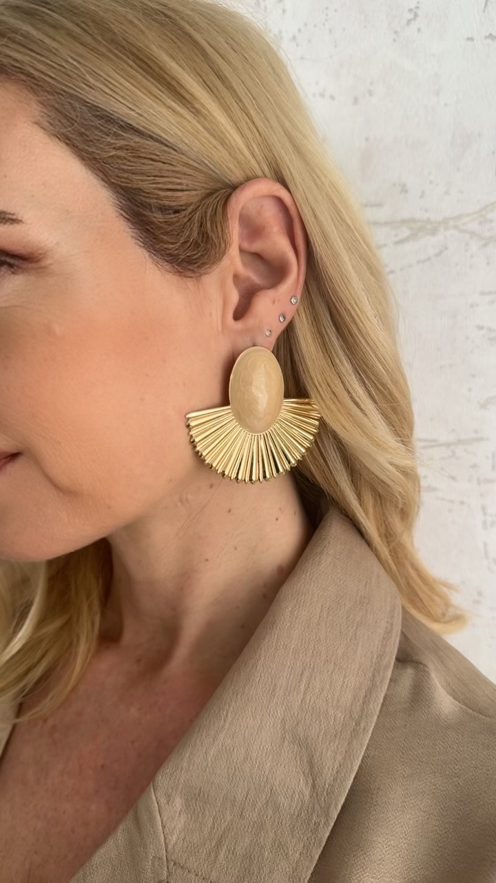 Σκουλαρίκια με μπεζ πέτρα και σχέδιο βεντάλια