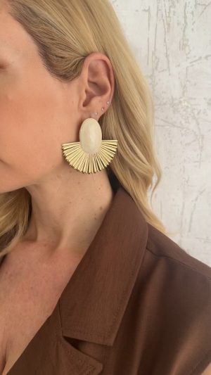 Σκουλαρίκια με εκρου πέτρα και σχέδιο βεντάλια