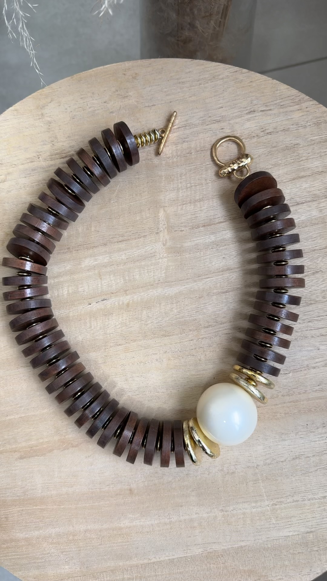 Κολιέ με ξύλινα στοιχεία και πέρλα