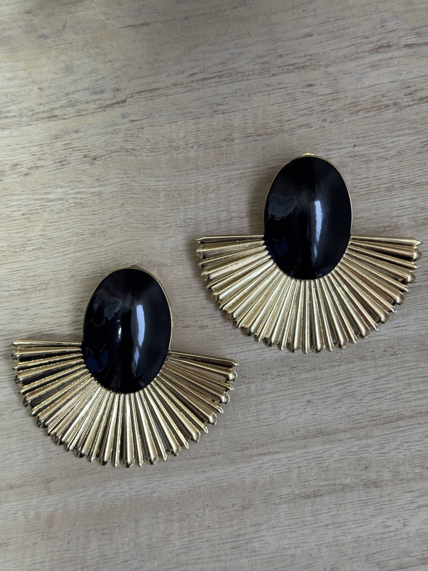 Σκουλαρίκια με μαυρο πέτρα και σχέδιο βεντάλια